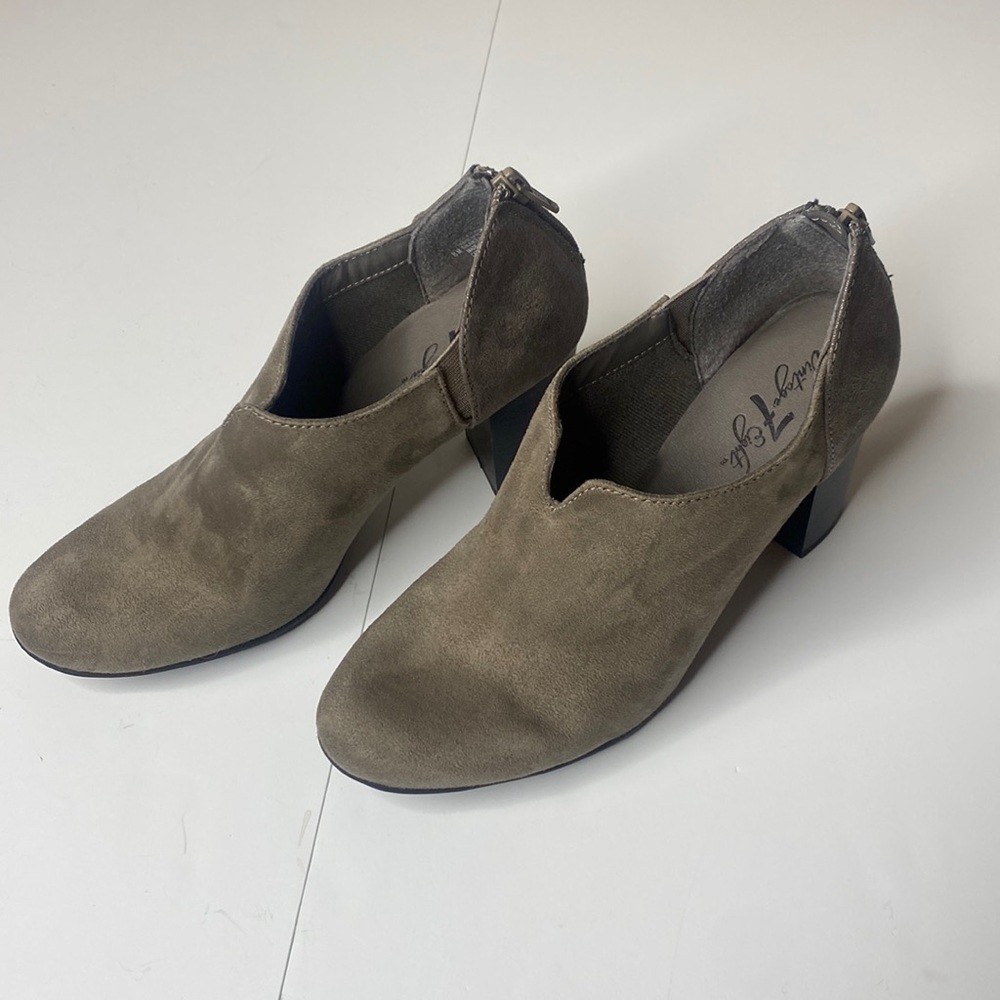 VINTAGE 7 EIGHT Grey Suede Bootie size 8